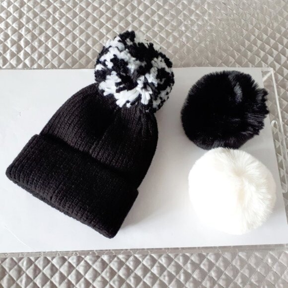 NWT / NIB Norla black beanie hat toque 3 pom pom box set - Picture 3 of 5